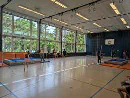 Aus dem Schulleben - Obwohl ich vollen Einsatz gab, bin ich nicht mit meinem Ergebnis zufrieden. Beim Hochsprung hätte ich mehr als 1.15m geschafft, aber ich hatte mit einer zu tiefen Höhe begonnen. Der Sporttag hat mir aber sehr viel Spass gemacht. Die Torwand war sehr cool, ich hatte dafür einen Trick. \r\n(Lenart, 6b