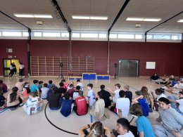 Aus dem Schulleben - Nach einem richtig coolen Sporttagmorgen warten wir alle gespannt in der Turnhalle. Wir hatten alle unser Bestes gegeben und hofften auch auf das beste Resultat. Leider schaffen es nur drei auf auf das Podest. Doch schlussendlich geht es nur um den Spass an der Sache. \r\n(Sebastian, 6b)\r\n\r\nNach
