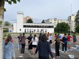 Aus dem Schulleben - Am Anfang besammelten sich alle 5. und 6. Klässlerinnen und Klässler auf dem Pausenplatz. Wie bei allen Tägi-Anlässen haben wir den Tägi-Tanz getanzt. Das Gefühl den Sporttag zu starten war toll. Ich freute mich schon das ganze Jahr auf den Sporttag. Als wir dann endlich mit den Posten gestartet hab